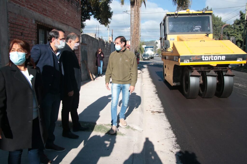 El intendente recorrió la nueva pavimentación de la calle Cerro Zapla, en el barrio San Pedrito