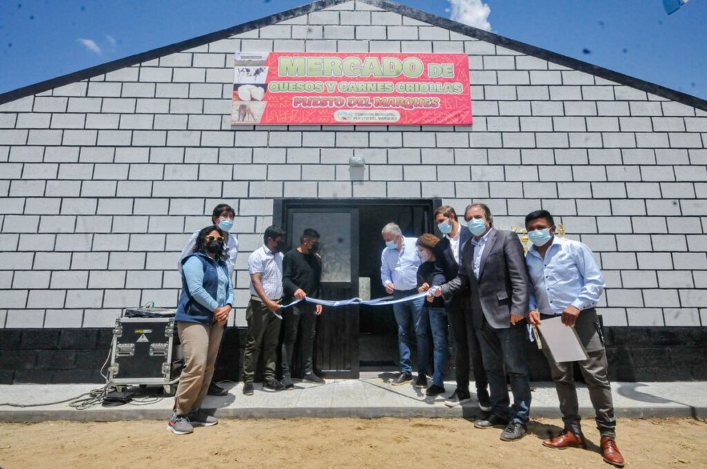 El Gobernador de la Provincia visitó la localidad de Puesto del Marqués, donde inauguró el mercado de quesos, carnes y otros productos locales.