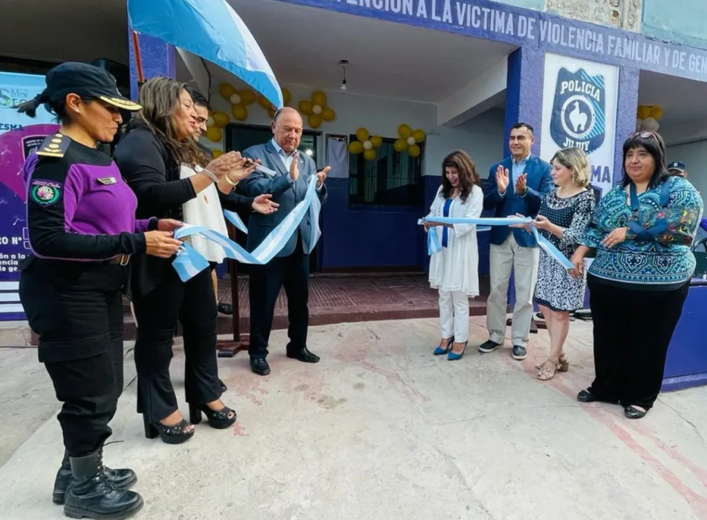 Nuevo Centro de Atención para víctimas de violencia familiar y de género en Libertador En el marco de la Ley Iara N°6186, autoridades del Ministerio de Seguridad inauguraron un nuevo Centro de Atención para Víctimas de Violencia Familiar y de Género.